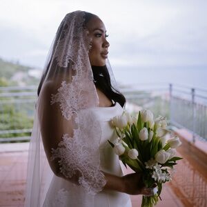Elegant Ivory Lace Bridal Veil